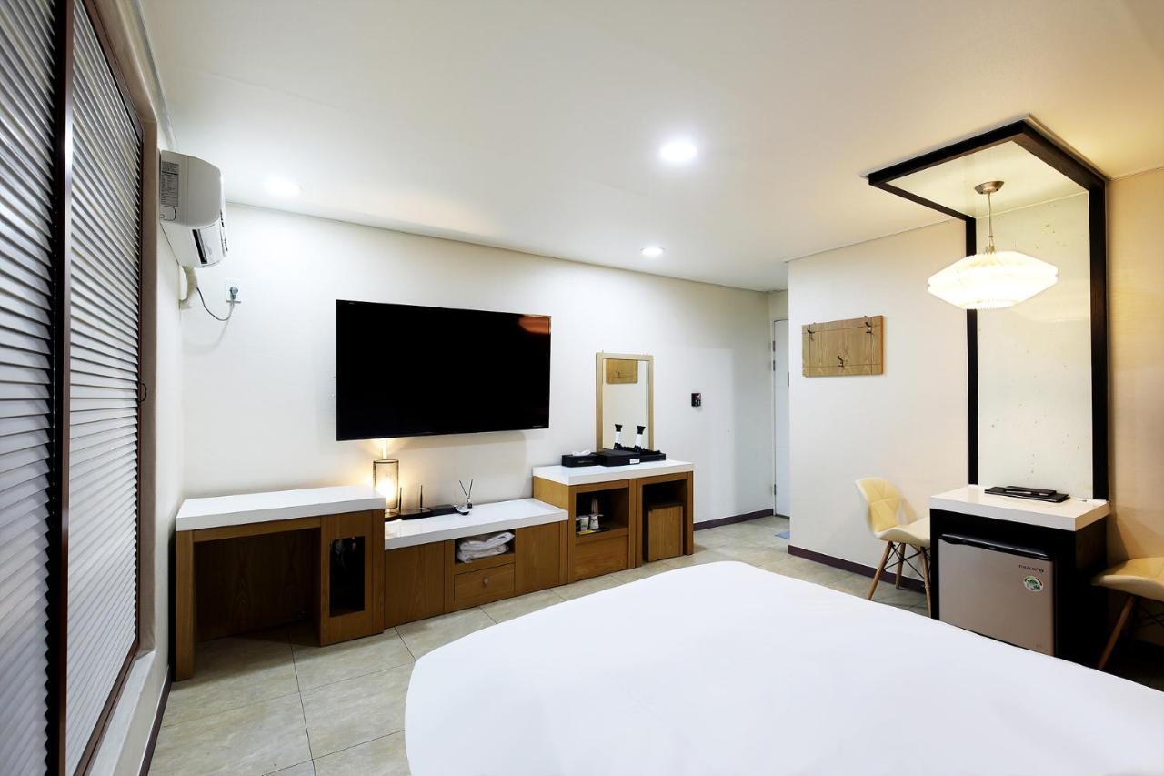 White Tourist Hotel Jeonju Exterior foto
